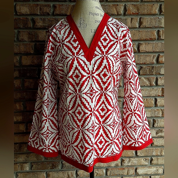Tracy Negoshian Tops - Tracy Negoshian 100% Cotton Long Sleeve V-neck Top Size Medium.